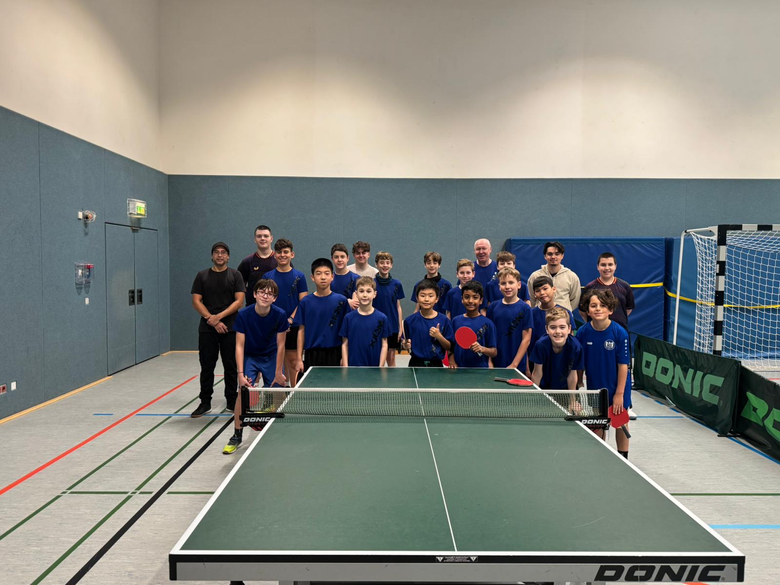 Hier sind 4 unserer Jugendmannschften samt Betreuer zu sehen